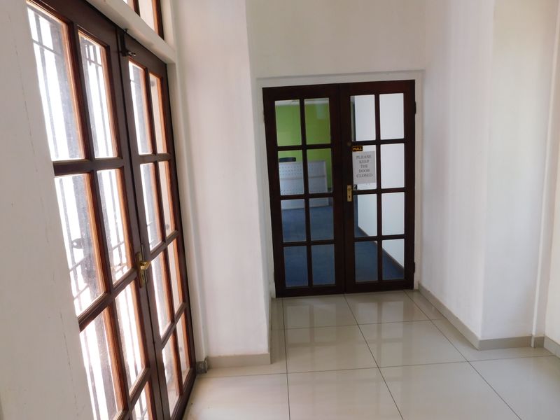 A Grade Move In Ready Ground Floor Office Space. - Photo 4
