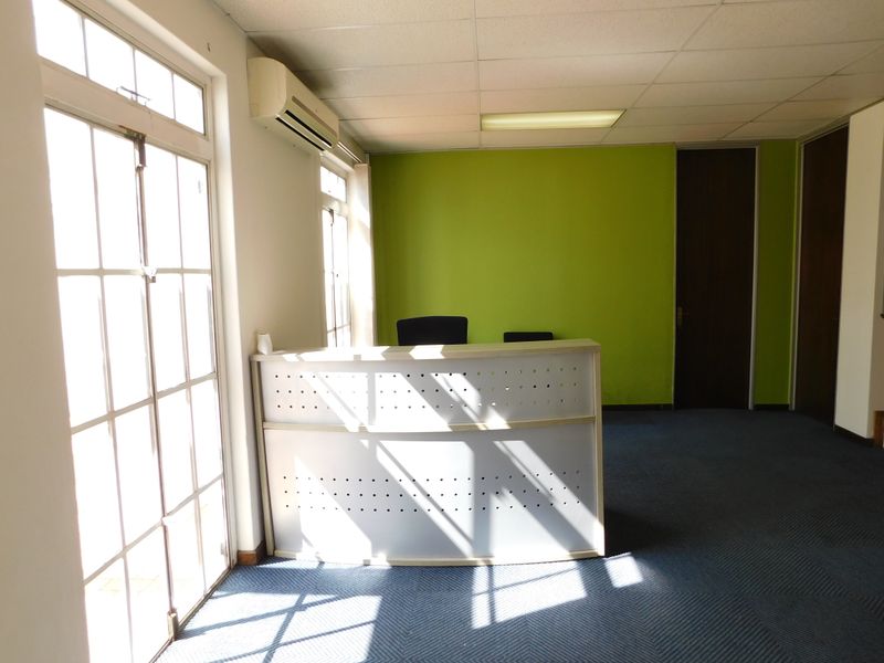 A Grade Move In Ready Ground Floor Office Space. - Photo 7