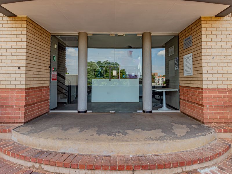 Furnished Or Unfurnished Business Premises To Let / For Sale. - Photo 3