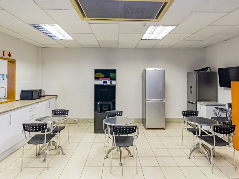 Furnished Or Unfurnished Business Premises To Let / For Sale. - Photo 9