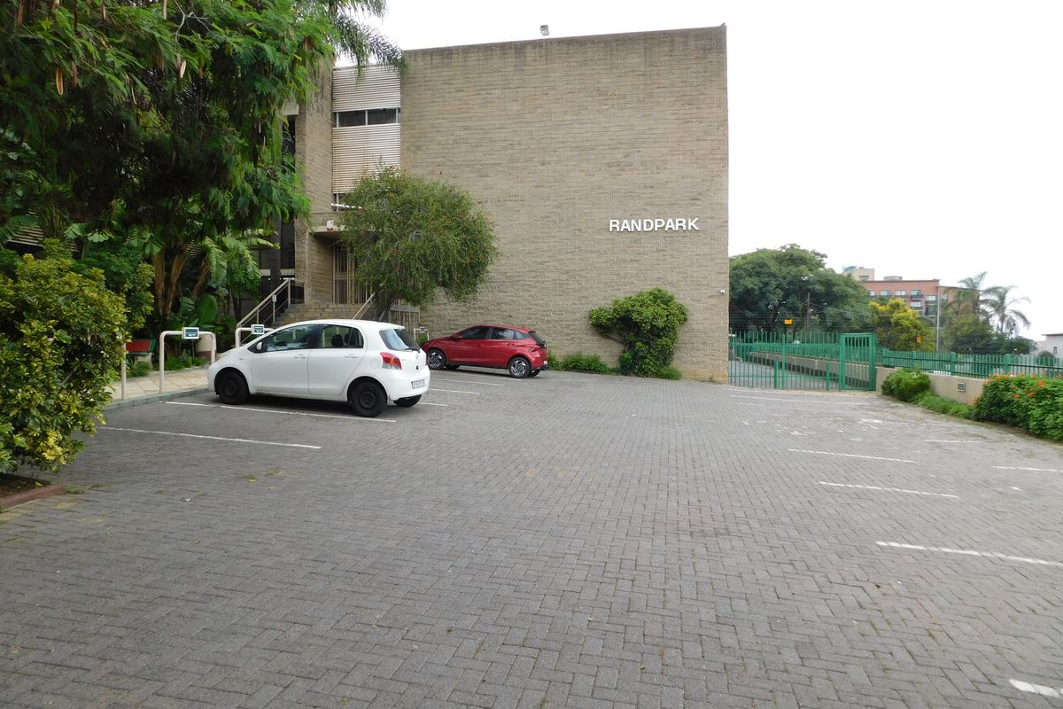 For Sale / To Let : Functional Offices At An Easy To Find Address. - Photo 2