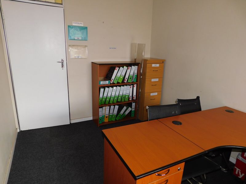 For Sale / To Let : Functional Offices At An Easy To Find Address. - Photo 6