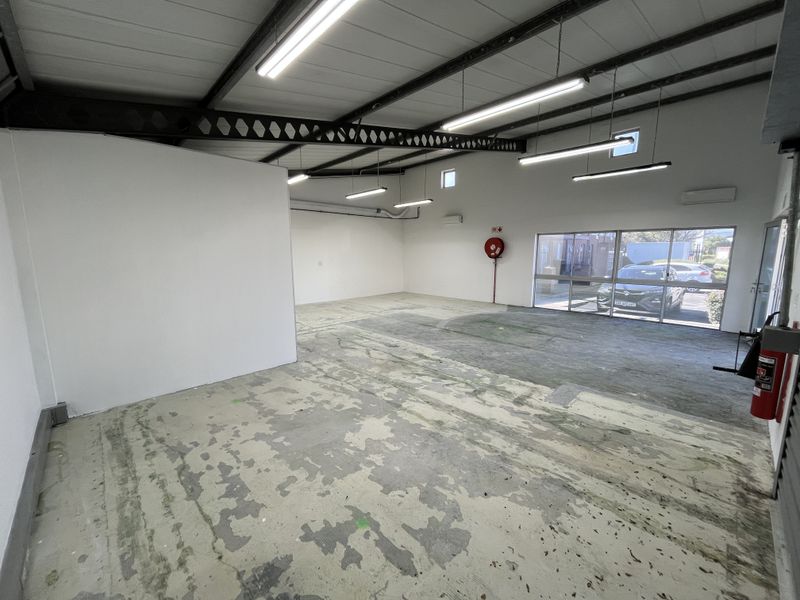 Compact & Versatile Light Industrial Warehouse with Prime Access Position - Photo 6