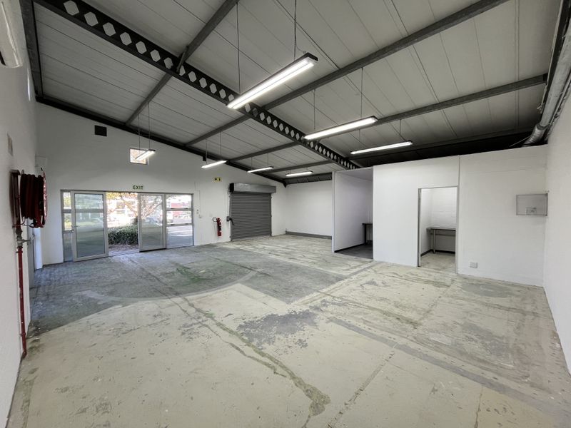 Compact & Versatile Light Industrial Warehouse with Prime Access Position - Photo 2