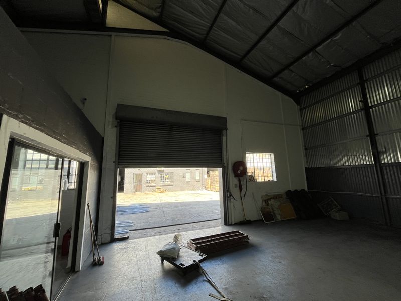 Prime Exposure Warehouse on Montague Drive, in the Heart of Montague Gardens. - Photo 4