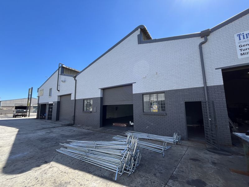 Prime Exposure Warehouse on Montague Drive, in the Heart of Montague Gardens. - Photo 3