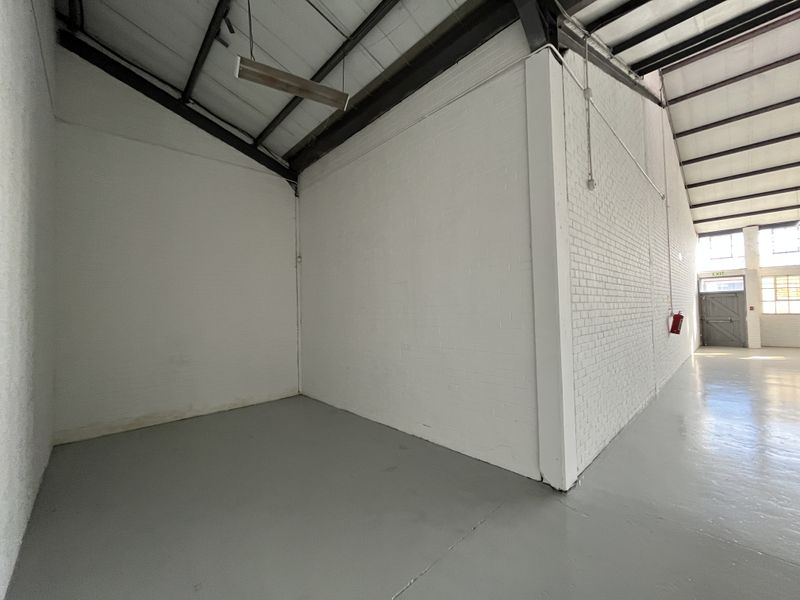 Prime 474 squares Industrial Warehouse in Maitland Industrial Park on Voortrekker Road. - Photo 9