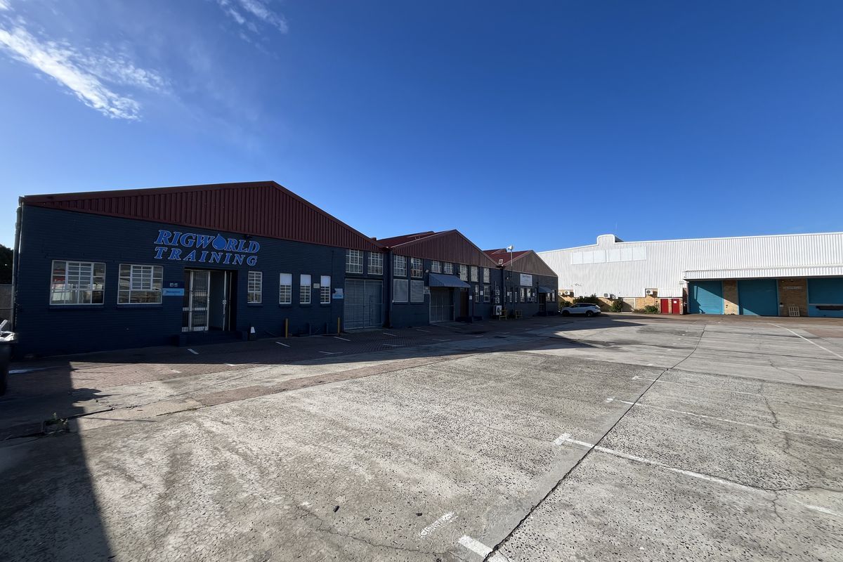 Versatile 300 squares Warehouse with Large Yard Access in Prime Maitland Industrial Park - Photo 3