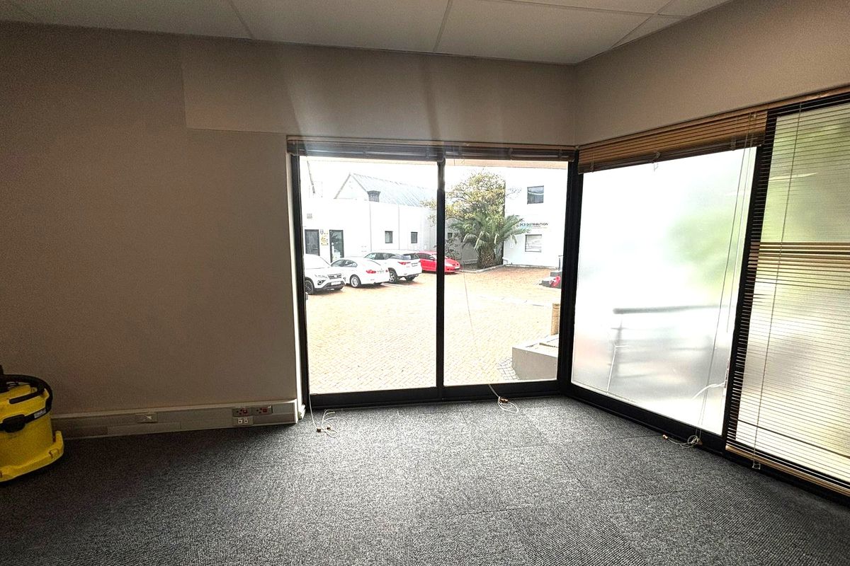 Ground Floor 119sqm Unit in Secure Canal Edge 2 with Ample Parking & Storeroom - Photo 5