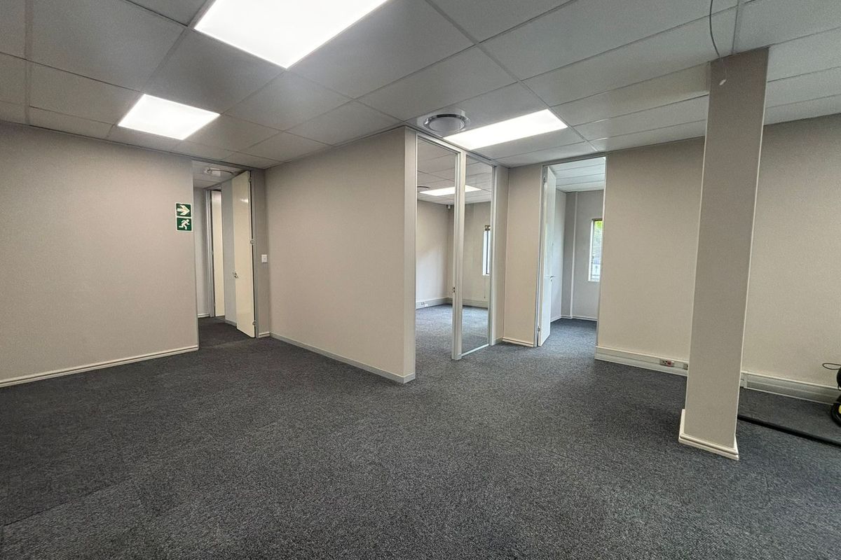 Ground Floor 119sqm Unit in Secure Canal Edge 2 with Ample Parking & Storeroom - Photo 2