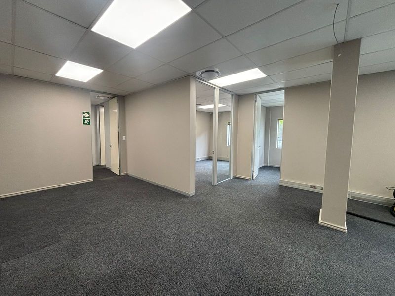Ground Floor 119sqm Unit in Secure Canal Edge 2 with Ample Parking & Storeroom - Photo 2