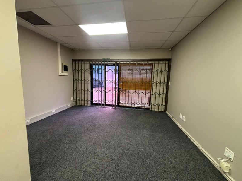 Ground Floor 119sqm Unit in Secure Canal Edge 2 with Ample Parking & Storeroom - Photo 10