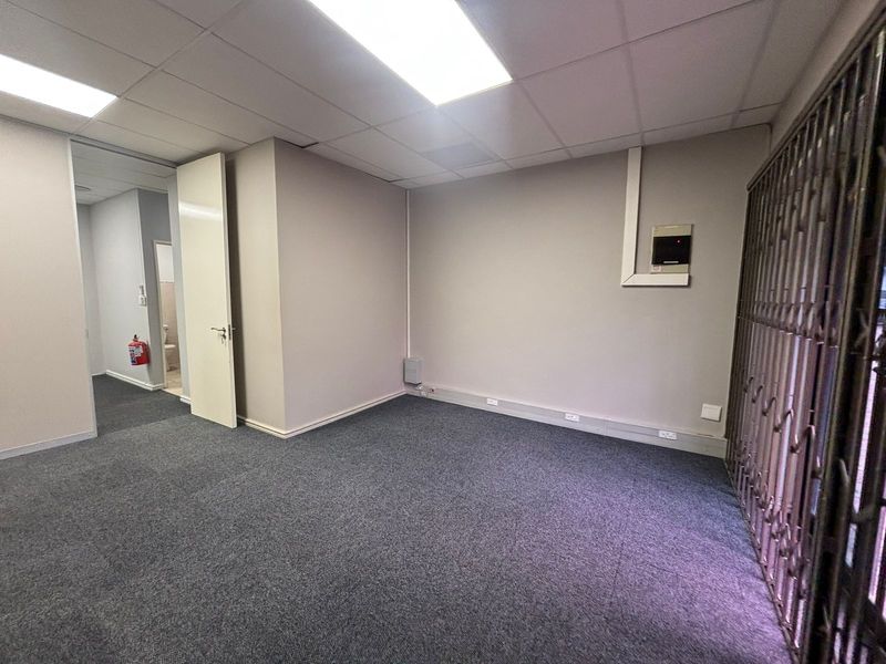 Ground Floor 119sqm Unit in Secure Canal Edge 2 with Ample Parking & Storeroom - Photo 9