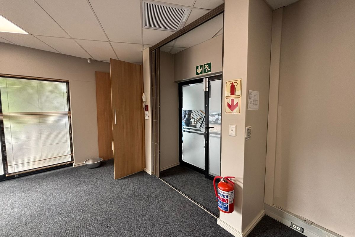Ground Floor 119sqm Unit in Secure Canal Edge 2 with Ample Parking & Storeroom - Photo 3