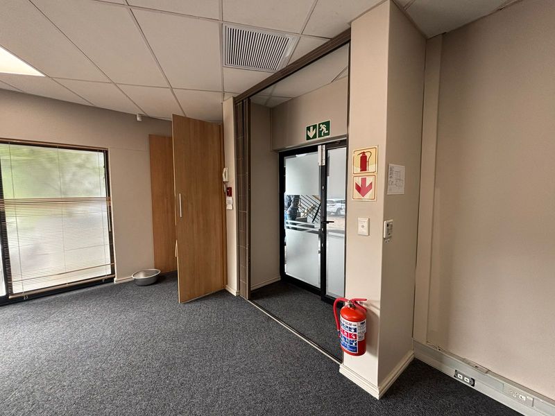 Ground Floor 119sqm Unit in Secure Canal Edge 2 with Ample Parking & Storeroom - Photo 3