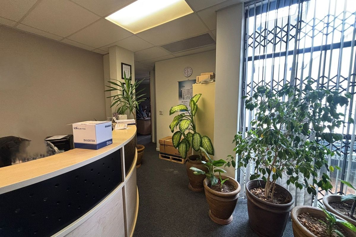 125sqm Modern Office To Let in The Edge, Tyger Valley Waterfront - Photo 2