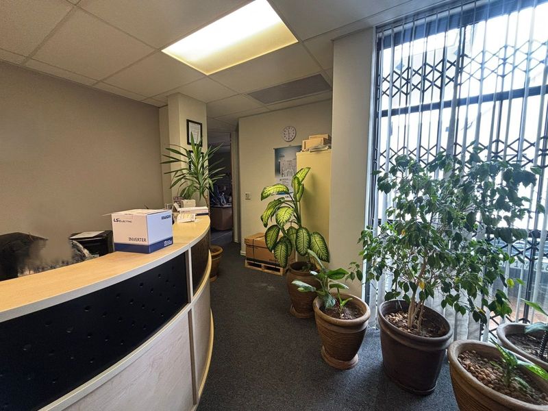 125sqm Modern Office To Let in The Edge, Tyger Valley Waterfront - Photo 2