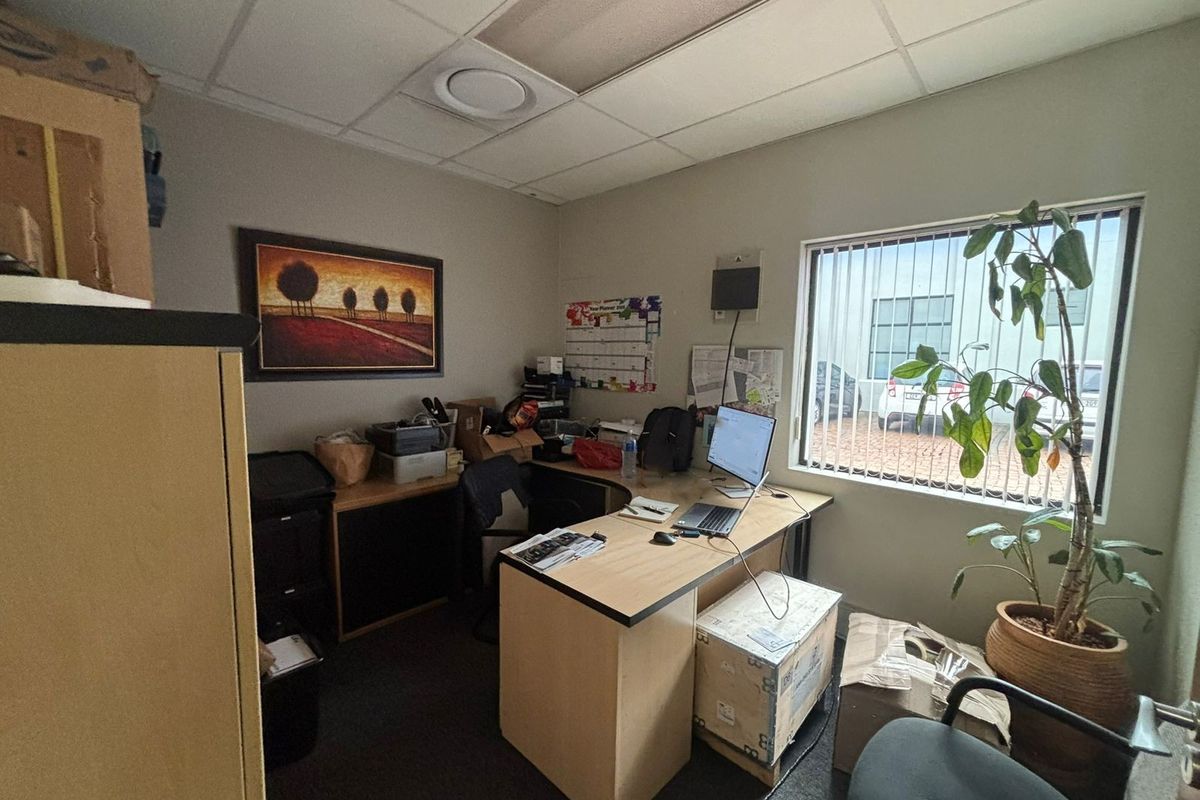125sqm Modern Office To Let in The Edge, Tyger Valley Waterfront - Photo 3