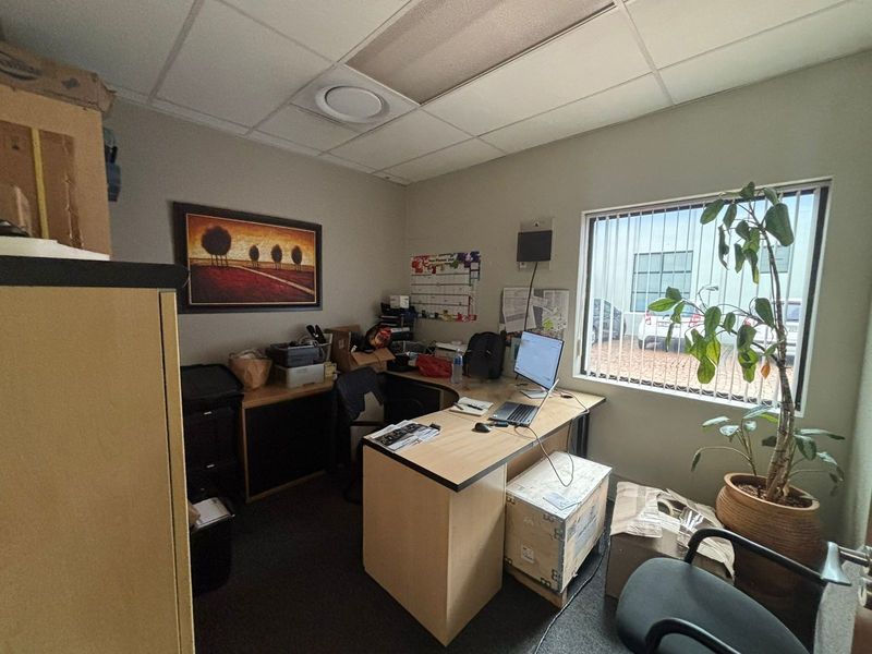 125sqm Modern Office To Let in The Edge, Tyger Valley Waterfront - Photo 3