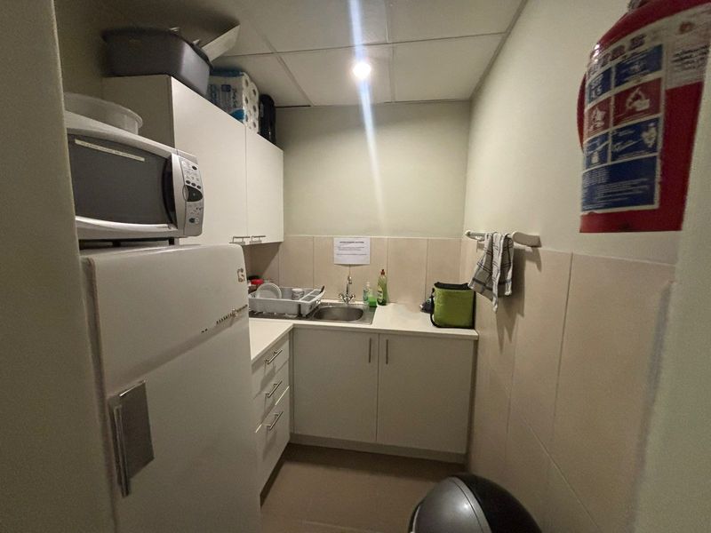125sqm Modern Office To Let in The Edge, Tyger Valley Waterfront - Photo 8
