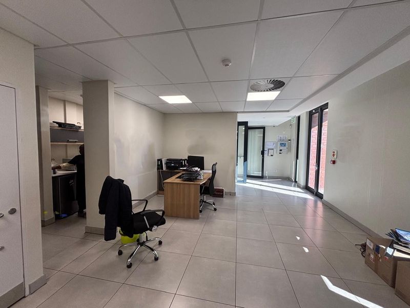 428sqm Warehouse Available in the Sought-After Stonewood Complex - Photo 2