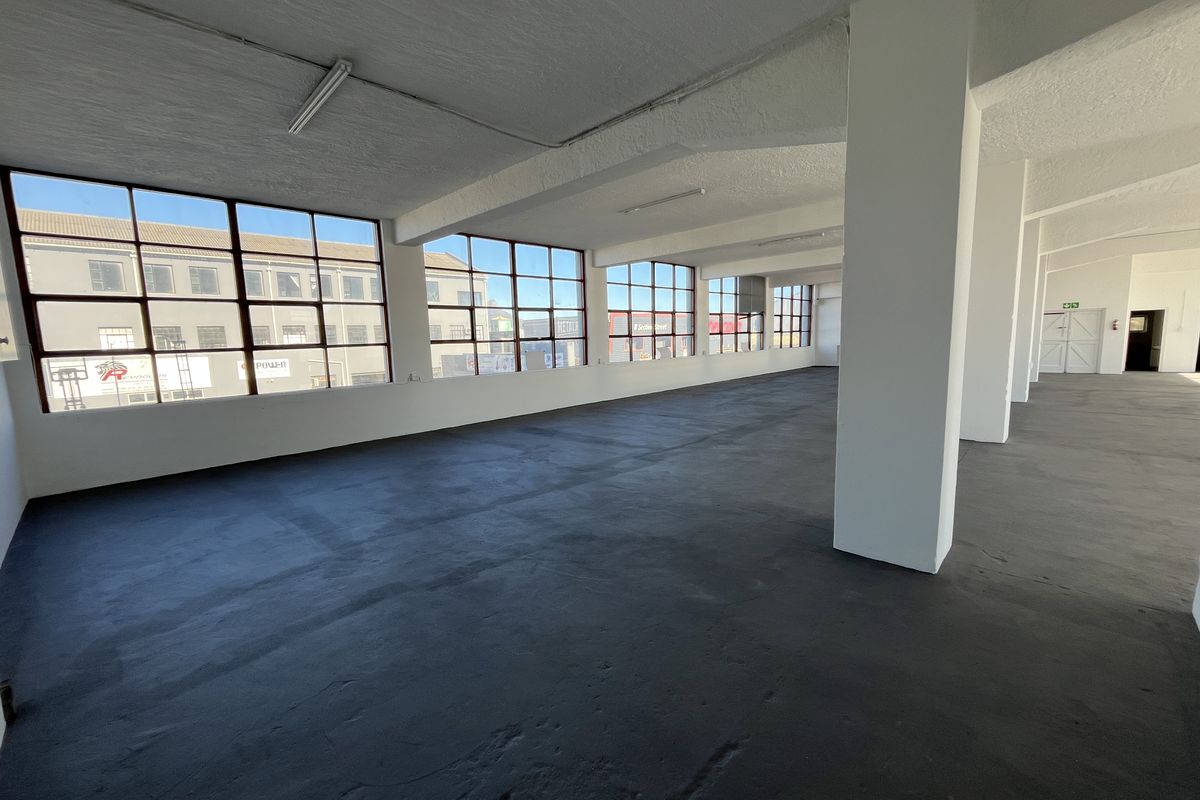 Light-Filled 525 squares First Floor Commercial Space in Prime Paarden Eiland Location. - Photo 5