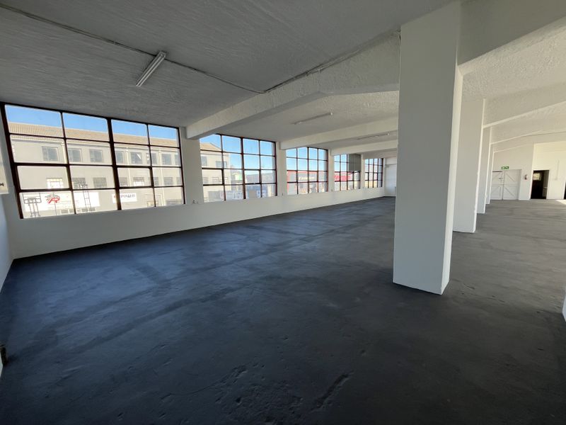 Light-Filled 525 squares First Floor Commercial Space in Prime Paarden Eiland Location. - Photo 5