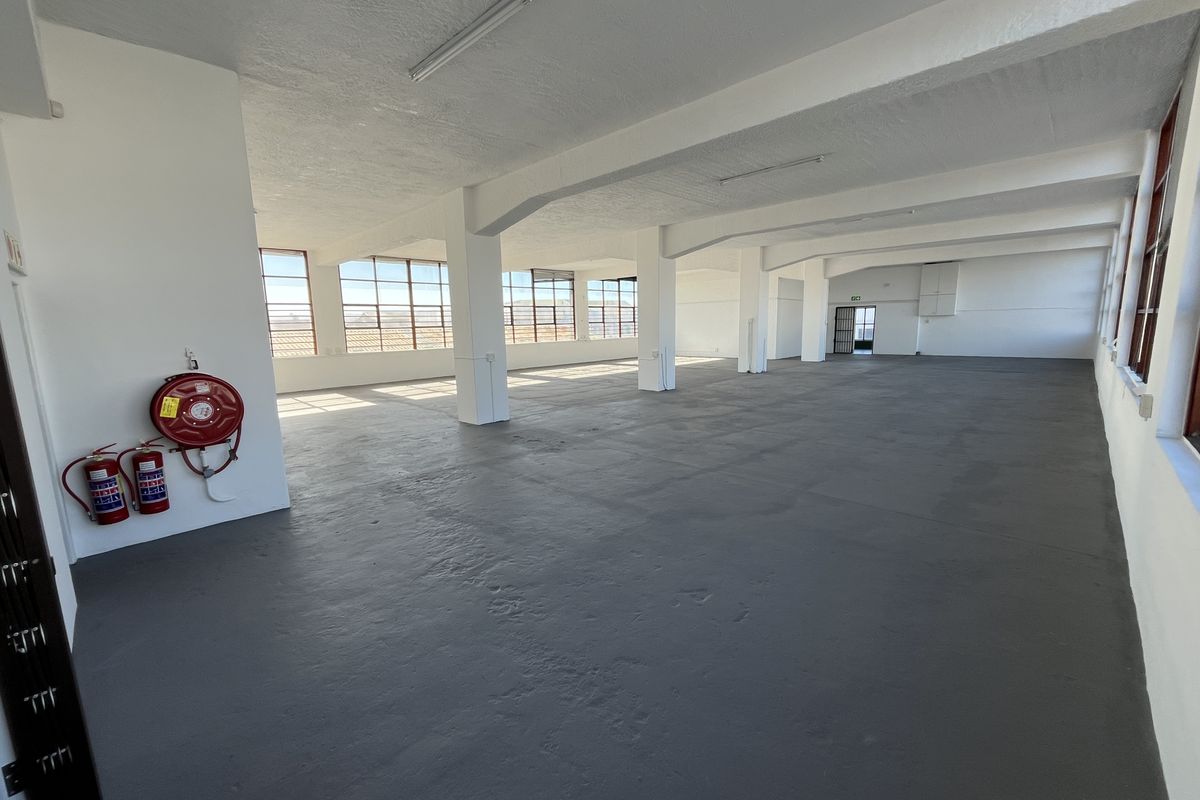 Light-Filled 525 squares First Floor Commercial Space in Prime Paarden Eiland Location. - Photo 3