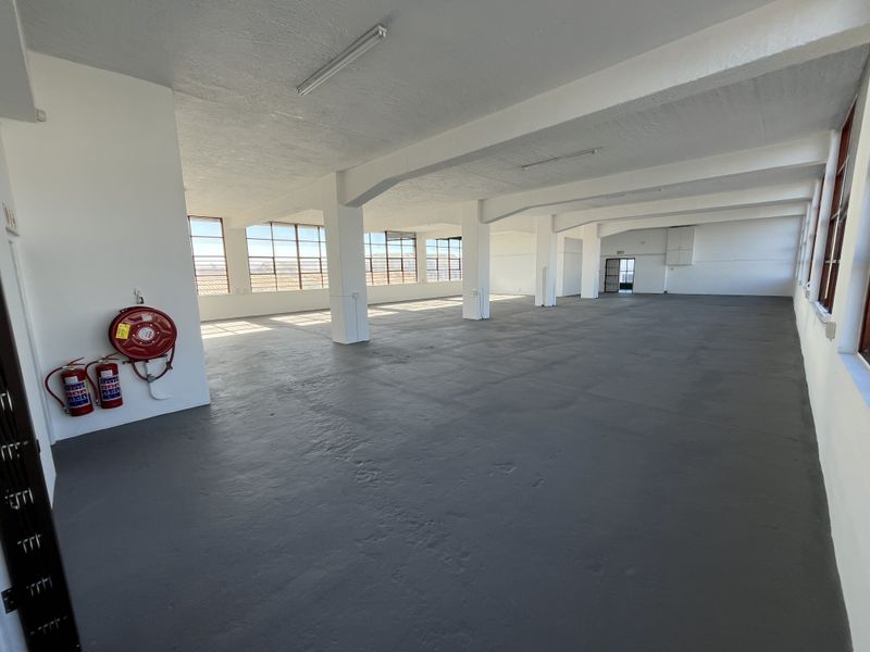 Light-Filled 525 squares First Floor Commercial Space in Prime Paarden Eiland Location. - Photo 3