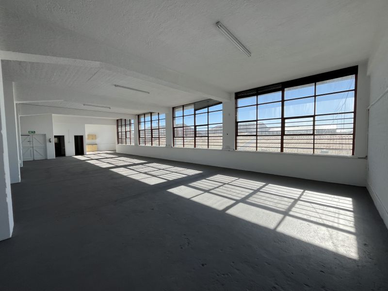 Light-Filled 525 squares First Floor Commercial Space in Prime Paarden Eiland Location. - Photo 10