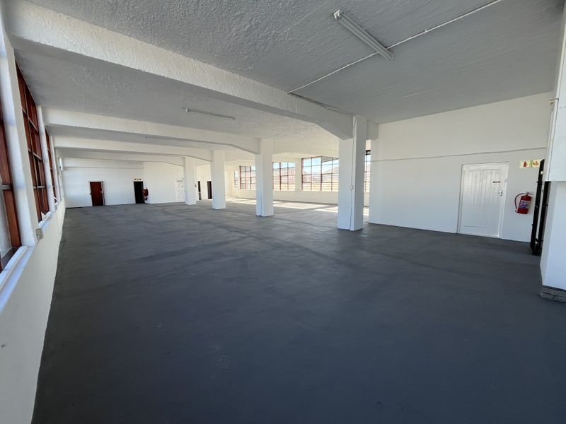 Light-Filled 525 squares First Floor Commercial Space in Prime Paarden Eiland Location. - Photo 8