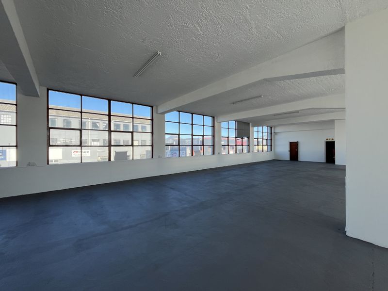 Light-Filled 525 squares First Floor Commercial Space in Prime Paarden Eiland Location. - Photo 6