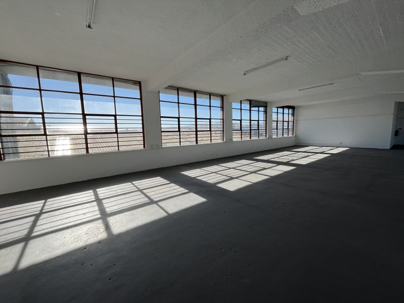Light-Filled 525 squares First Floor Commercial Space in Prime Paarden Eiland Location. - Photo 9