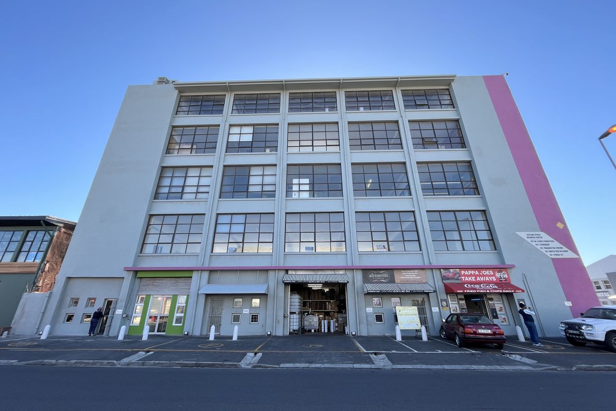 Light-Filled 525 squares First Floor Commercial Space in Prime Paarden Eiland Location. - Photo 4