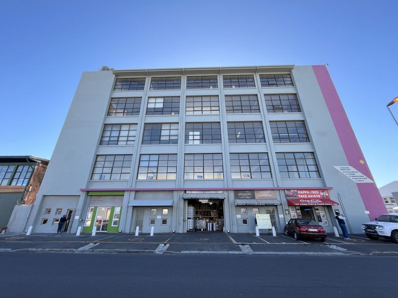 Light-Filled 525 squares First Floor Commercial Space in Prime Paarden Eiland Location. - Photo 4