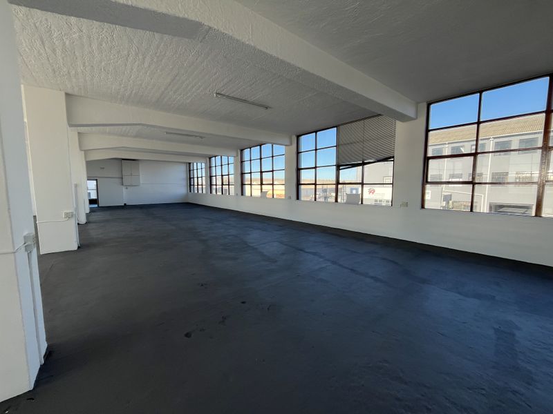 Light-Filled 525 squares First Floor Commercial Space in Prime Paarden Eiland Location. - Photo 7