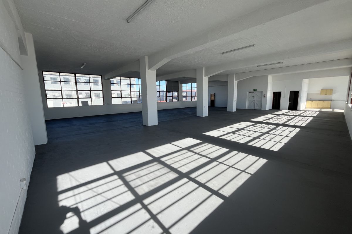 Light-Filled 525 squares First Floor Commercial Space in Prime Paarden Eiland Location. - Photo 2