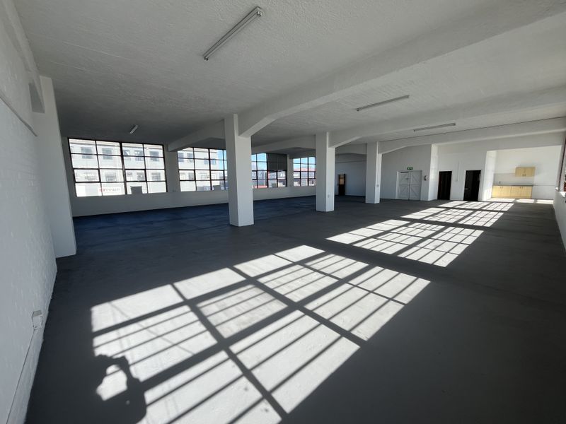 Light-Filled 525 squares First Floor Commercial Space in Prime Paarden Eiland Location. - Photo 2