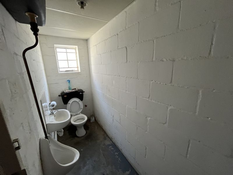 Versatile Industrial Warehouse in Prime Paarden Eiland. - Photo 9