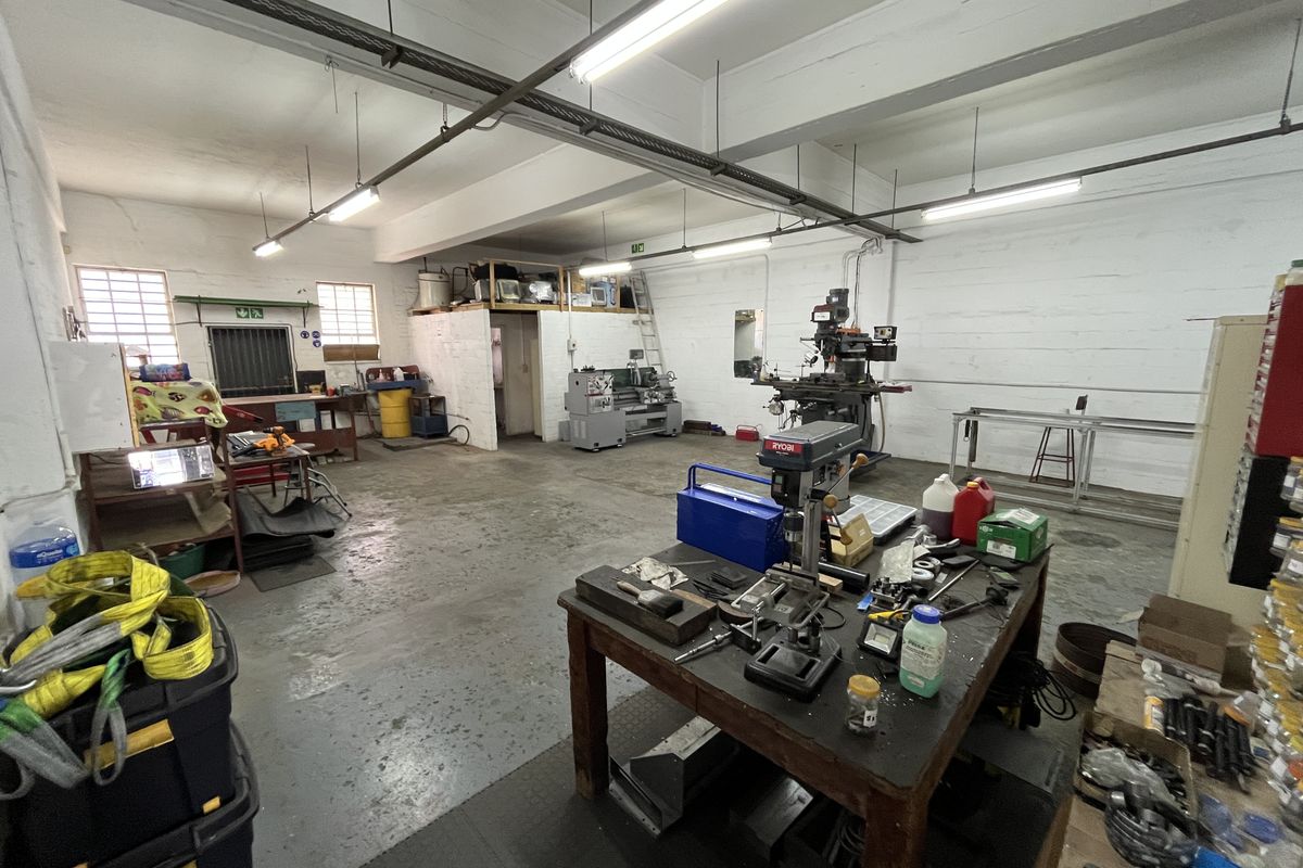 Versatile Industrial Warehouse in Prime Paarden Eiland. - Photo 2