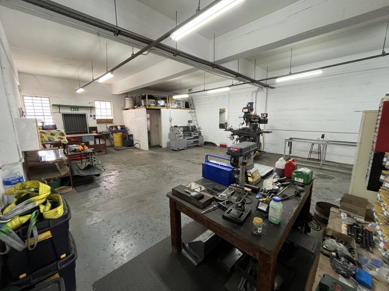 Versatile Industrial Warehouse in Prime Paarden Eiland. - Photo 2