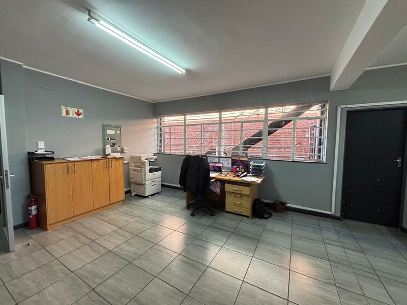168m2 Office Space To Let in Brackenfell Industrial - Photo 4