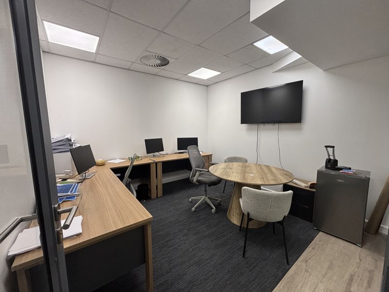 Premium 967m2 Office Space in Prestigious Plattekloof Location - Photo 6