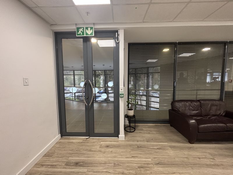 Premium 967m2 Office Space in Prestigious Plattekloof Location - Photo 2