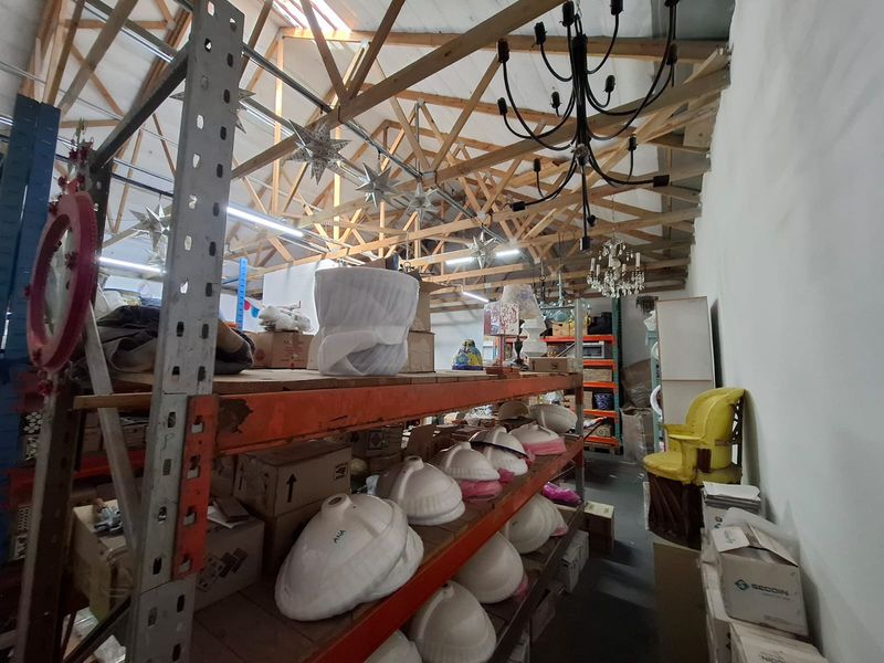 Modern Open-Plan Industrial Space with Roller Access in Platinum Junction - Photo 9