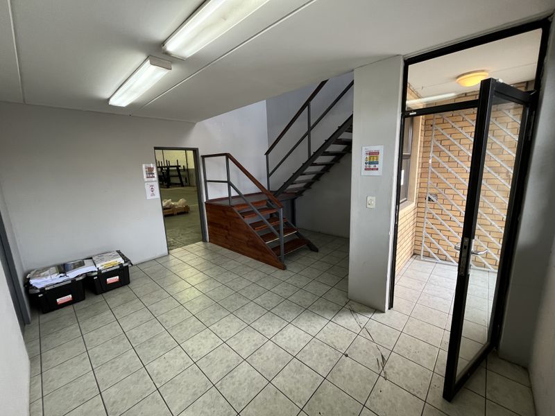 Versatile Warehouse Facility with Offices & Excellent Value in Killarney Gardens - Photo 4