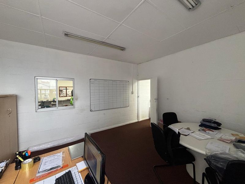 Prime Industrial Warehouse & Office Facility To Let in Maitland Park - Photo 10