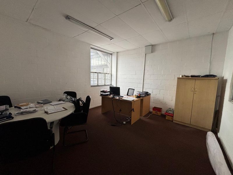 Prime Industrial Warehouse & Office Facility To Let in Maitland Park - Photo 9