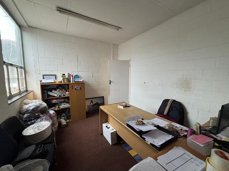 Prime Industrial Warehouse & Office Facility To Let in Maitland Park - Photo 8