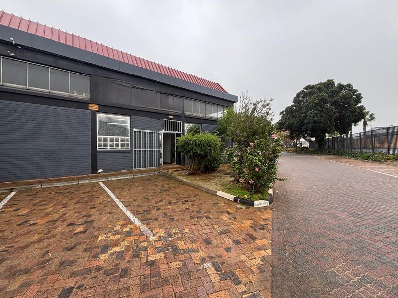 Prime Industrial Warehouse & Office Facility To Let in Maitland Park - Photo 4